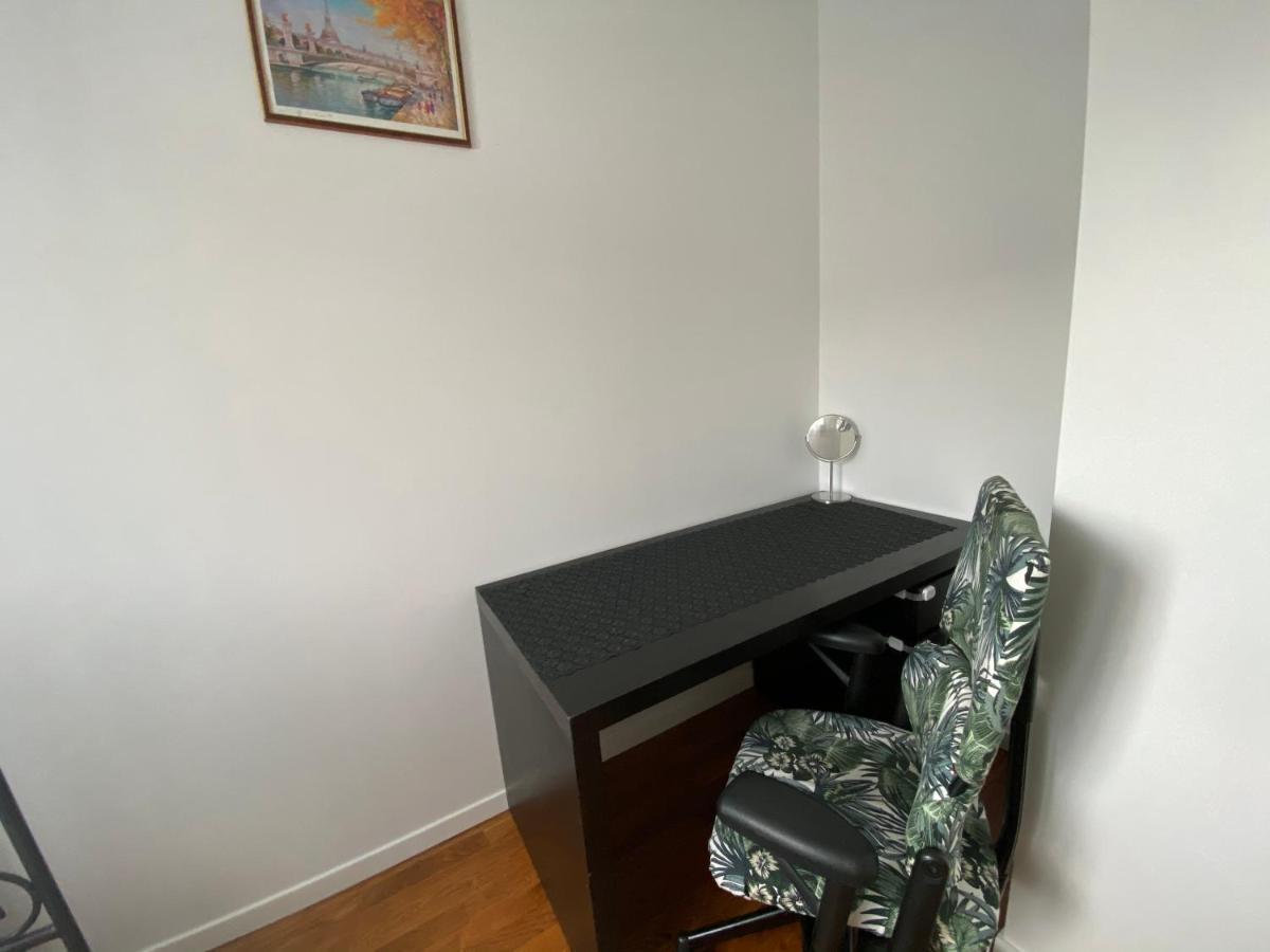 Bedroom In A House/ Chambre Dans Une Maison Épinay-sur-Orge Εξωτερικό φωτογραφία